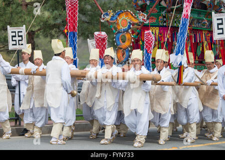 Gyeonggi-Do, Südkorea - 22. April 2016: Ehrungen, Südkorea traditionelle Veranstaltungen für die verstorbenen Stockfoto