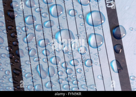 Wassertropfen auf cd-Cover-Hintergrund Stockfoto