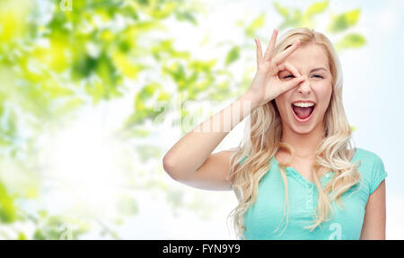 junge Frau machen ok Handbewegung Stockfoto