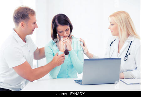 Arzt mit Patienten im Krankenhaus Stockfoto