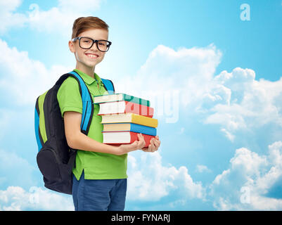 glückliche Schüler junge mit Schulranzen und Büchern Stockfoto