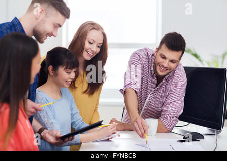 glücklich Kreativteam oder Studenten, die im Büro arbeiten Stockfoto