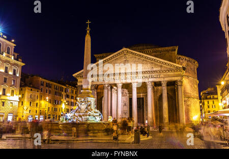 Nachtansicht des Pantheons in Rom Stockfoto