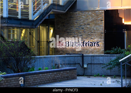 London, UK - 23. April 2017 - nationale Schiene Station Blackfriars, die einzige Station, Plattformen zu haben, die den Fluss Themse erstrecken. Stockfoto