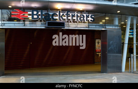 London, UK - 23. April 2017 - nationale Schiene Station Blackfriars, die einzige Station, Plattformen zu haben, die den Fluss Themse erstrecken. Stockfoto