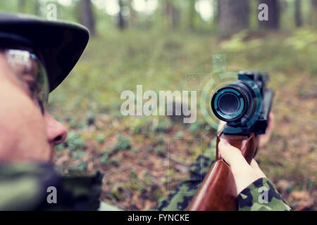 Nahaufnahme von Soldaten oder Scharfschütze mit Gewehr im Wald Stockfoto