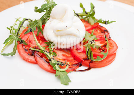 Caprese-Salat mit Tomaten und Burrata und wilde Rauke Stockfoto