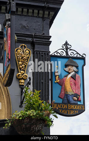 Hängende Zeichen für Deacon Brodie Taverne am Lawnmarket auf der Royal Mile, die Altstadt, Edinburgh, Schottland, Vereinigtes Königreich Stockfoto