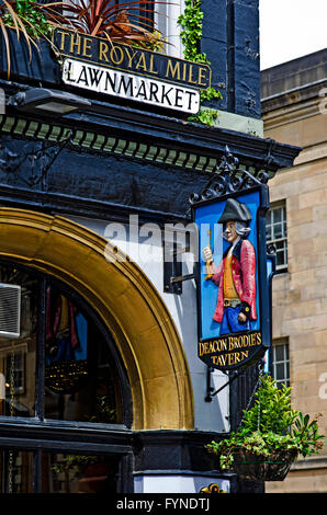 Hängende Zeichen für Deacon Brodie Taverne am Lawnmarket auf der Royal Mile, die Altstadt, Edinburgh, Schottland, Vereinigtes Königreich Stockfoto