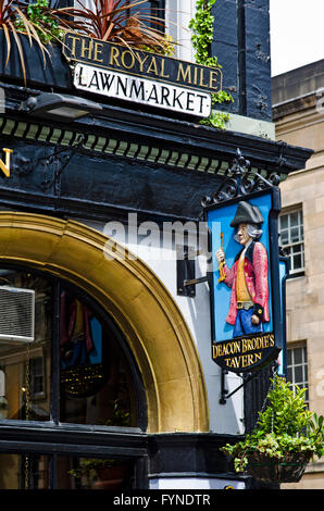 Hängende Zeichen für Deacon Brodie Taverne am Lawnmarket auf der Royal Mile, die Altstadt, Edinburgh, Schottland, Vereinigtes Königreich Stockfoto