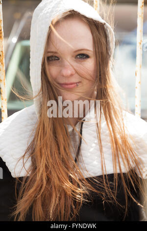 Eine rote Leitung Frau mit langen Wind geblasen zerzaustes Haar. Stockfoto