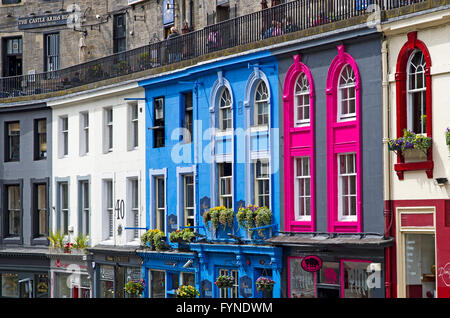 Eine bunt bemalte Terrasse, Victoria Street, Altstadt von Edinburgh, Schottland, Vereinigtes Königreich Stockfoto