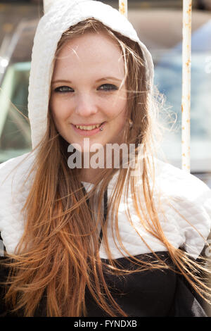 Eine rote Leitung Frau mit langen Wind geblasen zerzaustes Haar. Stockfoto