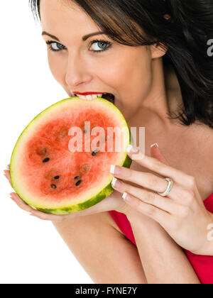 Junge Frau hält eine frische reife saftige Wassermelone vor einem weißen Hintergrund isoliert Stockfoto