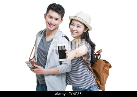 Glückliches junges Paar Reisen mit Smartphone und Kamera Stockfoto