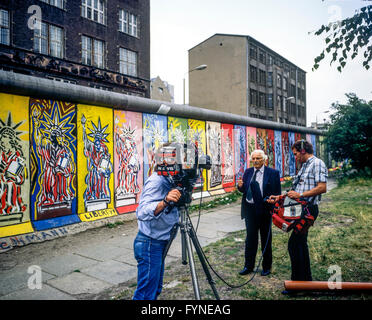 August 1986, CBS TV crew Interviewführung vor der Berliner Mauer mit Freiheitsstatue Fresken, West Berlin, Deutschland, Europa eingerichtet, Stockfoto