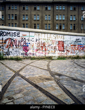 August 1986, Berliner Mauer Graffitis, Straßenbahn-Schienen endet in Mauer, Ost-Berlin, West-berlin, Deutschland, Europa, Stockfoto