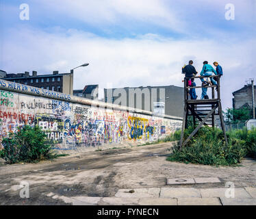 August 1986, Berliner Mauer Graffitis, Menschen auf der Aussichtsplattform über der Wand suchen, Zimmerstraße Street, West Berlin, Deutschland, Europa, Stockfoto