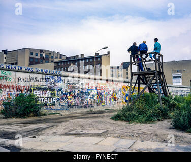 August 1986, Berliner Mauer Graffitis, Menschen auf der Aussichtsplattform über der Wand suchen, Zimmerstraße Street, West Berlin, Deutschland, Europa, Stockfoto