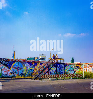 August 1986, Berliner Mauer Graffitis, junges Paar auf der Aussichtsplattform, Ost-berlin Wachtturm, Kreuzberg, Berlin, Deutschland, Europa, Stockfoto