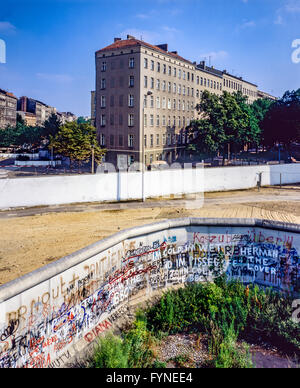 August 1986, Berliner Mauer Graffitis, Todesstreifen, Ende der Bernauer Straße Street, East Berlin Gebäude, Hochzeit, West Berlin, Deutschland, Europa, Stockfoto