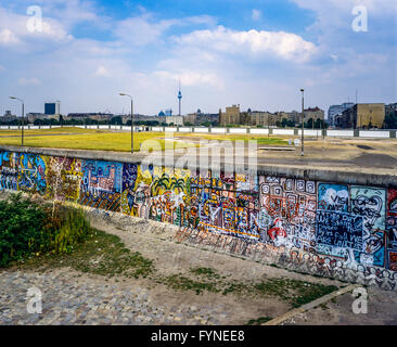 August 1986, Berliner Mauer graffitis am Potsdamer Platz mit Blick auf den Leipziger Platz, Todesstreifen, West Berlin, Deutschland, Europa, Stockfoto