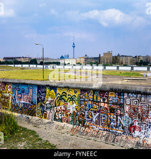 August 1986, Berliner Mauer graffitis am Potsdamer Platz mit Blick auf den Leipziger Platz, Todesstreifen, West Berlin, Deutschland, Europa, Stockfoto