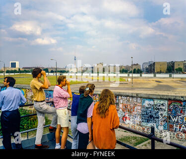 August 1986 Potsdamer Platz Aussichtsplattform, die Menschen über die Berliner Mauer zu Leipziger Platz suchen, West Berlin, Deutschland, Europa, Stockfoto