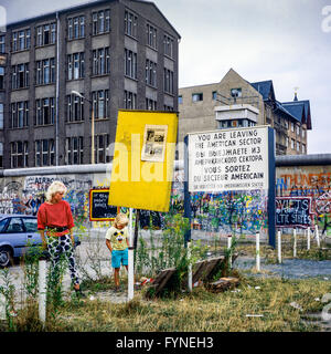 August 1986, Frau und Jungen, amerikanischen Sektor Warnschild, Berliner Mauer Graffitis, Zimmerstraße Street, West Berlin, Deutschland, Europa, Stockfoto