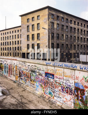 August 1986, graffitis an der Berliner Mauer, Ost-berlin Gebäude, Zimmerstraße Straße, Kreuzberg, Berlin, Deutschland, Europa, Stockfoto