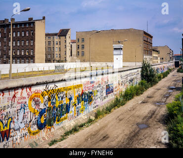 August 1986, graffitis an der Berliner Mauer, Ost-berlin Wachturm, Todesstreifen, Zimmerstraße Straße, Kreuzberg, Berlin, Deutschland, Europa, Stockfoto