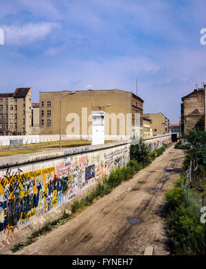 August 1986, graffitis an der Berliner Mauer, Ost-berlin Wachturm, Todesstreifen, Zimmerstraße Straße, Kreuzberg, Berlin, Deutschland, Europa, Stockfoto