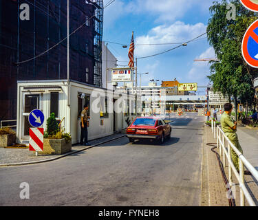 August 1986, Allied Checkpoint Charlie, British Military Police Officer, rotes Auto, Friedrichstrasse Straße, Kreuzberg, Berlin, Deutschland, Europa, Stockfoto