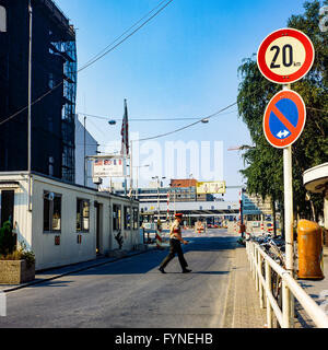 August 1986, Allied Checkpoint Charlie, British Military Police Officer, Friedrichstrasse Straße, Kreuzberg, Berlin, Deutschland, Europa, Stockfoto