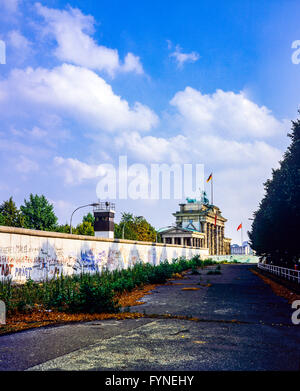 August 1986, Berliner Mauer und Ost-berlin Wachturm neben dem Brandenburger Tor, Berlin, Deutschland, Europa, Stockfoto