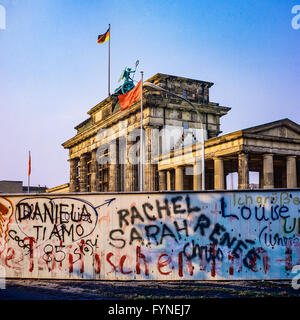 August 1986, graffitis an der Berliner Mauer und dem Brandenburger Tor in Berlin Ost, West Berlin, Deutschland, Europa, Stockfoto