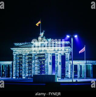 August 1986, beleuchtete Brandenburger Tor bei Nacht in Ost Berlin, Blick von West Berlin, Deutschland, Europa, Stockfoto