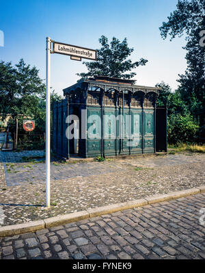 August 1986, uralte gusseiserne öffentliche Toilette 1899, Straßenschild Lohmühlenstraße, Treptow, West-Berliner Seite, Deutschland, Europa, Stockfoto