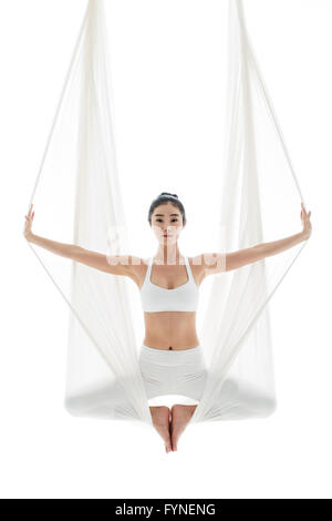 Junge Frau aerial Yoga zu praktizieren Stockfoto