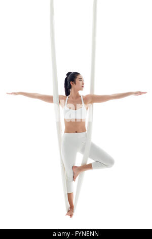 Junge Frau aerial Yoga zu praktizieren Stockfoto