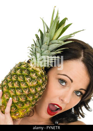 Gesunden attraktive junge Frau hält eine frische reife Ananas auf dem weißen Hintergrund isoliert Stockfoto