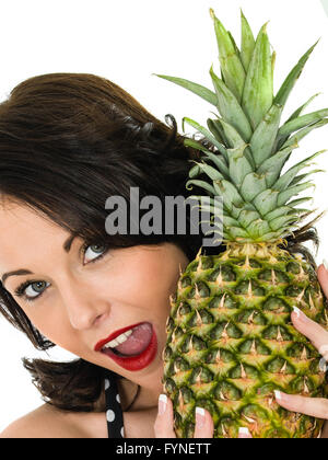 Gesunden attraktive junge Frau hält eine frische reife Ananas auf dem weißen Hintergrund isoliert Stockfoto