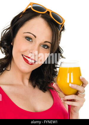 Gesund sicher Glückliche junge Frau trinkt Frisches Frühstück Orangensaft, isoliert gegen den weißen Hintergrund, mit Freistellungspfad Stockfoto