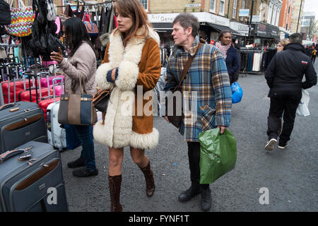 Szene an Petticoat Lane Markt am Sonntag in London, England, Vereinigtes Königreich. Petticoat Lane Market ist ein Mode- und Bekleidungs-Markt im Londoner East End. Es besteht aus zwei angrenzenden Straßenmärkte. Wentworth Street Market ist sechs Tage pro Woche und Middlesex Street Market ist geöffnet am Sonntag nur. Stockfoto