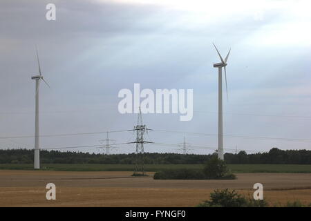 Hochspannungsleitungen und Windkraftanlagen in Mecklenburg-Vorpommern, Deutschland. Stockfoto