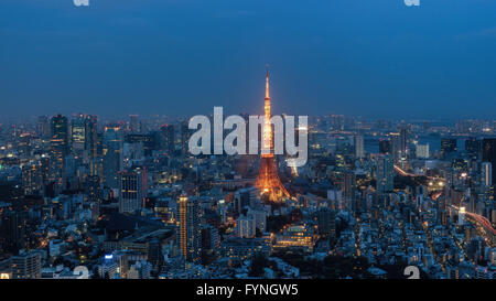Blick auf Tokyo Tower in der Nacht von Mori Tower Observatorium in Roppongi Stockfoto
