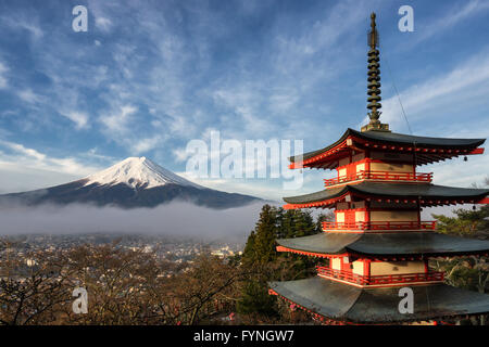 Japan, Chureito Pagode und Mount Fuji bei Sonnenaufgang Stockfoto