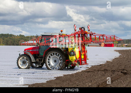 Verwendung von Satellitennavigationssystemen während der Pflanzung und Aussaat mit Sämaschine/Übertopf mit einem Traktor.  Bereich Maschinen eignen sich für weite Reihenkulturen und schmalen Reihenkulturen und und führen zu gemusterten Felder, die mit dieser Methode der Precision Agriculture (PA) des Satelliten, die Landwirtschaft mit spezifischen Kultur Bauleitung (SSCM). Tarleton, Lancashire, UK Stockfoto