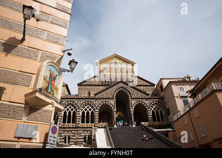 Die Kathedrale von St. Andrew in den wichtigsten Platz von Amalfi auf die Bucht von Salerno in Kampanien Süditalien Stockfoto