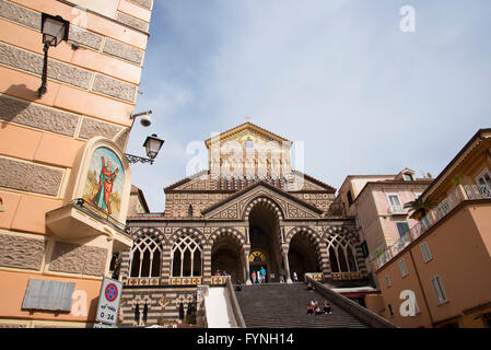 Die Kathedrale von St. Andrew in den wichtigsten Platz von Amalfi auf die Bucht von Salerno in Kampanien Süditalien Stockfoto